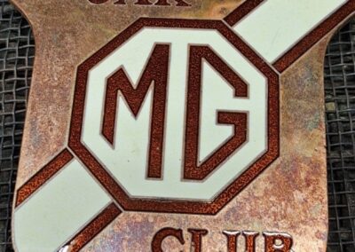 MG Plakette vor Einbrennen der letzten Farbe